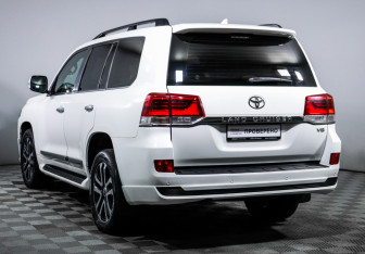 Подержанный автомобиль Toyota Land Cruiser Suv 2015 года (7 фото)