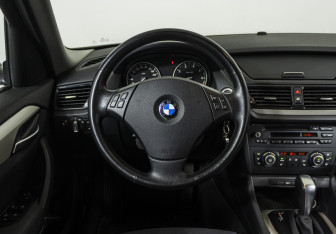 Подержанный автомобиль BMW X1 2013 года (10 фото)