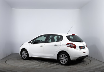 Подержанный автомобиль Peugeot 208 2014 года (7 фото)