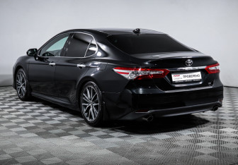 Подержанный автомобиль Toyota Camry Sedan 2023 года (7 фото)