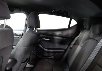 Подержанный автомобиль Mazda 3 Hatchback 2019 года (12 фото)