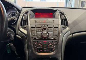 Подержанный автомобиль Opel Astra Hatchback 2013 года (16 фото)