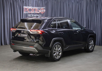 Подержанный автомобиль Toyota RAV4 2021 года (5 фото)