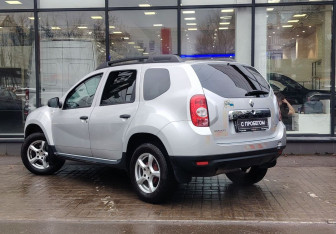 Подержанный автомобиль Renault Duster 2013 года (6 фото)