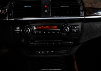 Подержанный автомобиль BMW X5 2011 года (20 фото)