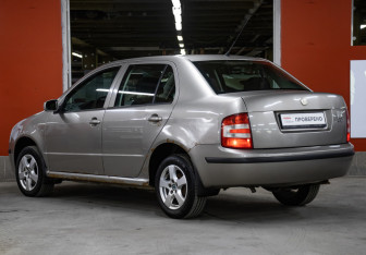 Подержанный автомобиль Skoda Fabia Sedan 2007 года (7 фото)