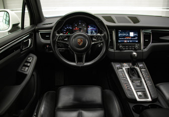 Подержанный автомобиль Porsche Macan 2017 года (9 фото)