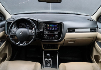 Подержанный автомобиль Mitsubishi Outlander 2019 года (9 фото)