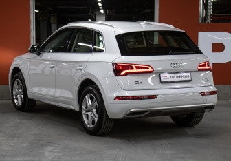 Подержанный автомобиль Audi Q5 2018 года (8 фото)