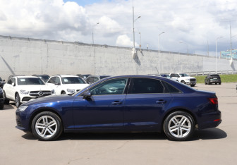 Подержанный автомобиль Audi A4 Sedan 2018 года (8 фото)