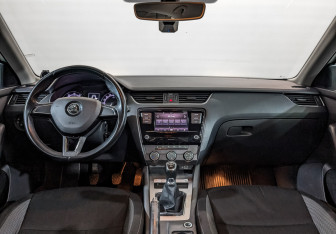 Подержанный автомобиль Skoda Octavia Liftback 2019 года (14 фото)