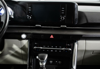 Подержанный автомобиль Kia Carnival 2021 года (6 фото)