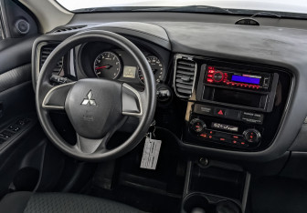 Подержанный автомобиль Mitsubishi Outlander 2015 года (26 фото)