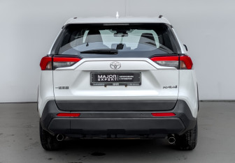 Подержанный автомобиль Toyota RAV4 2021 года (6 фото)