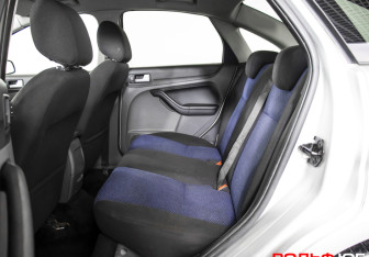 Подержанный автомобиль Ford Focus Sedan 2007 года (10 фото)