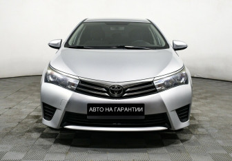 Подержанный автомобиль Toyota Corolla Sedan 2015 года (2 фото)