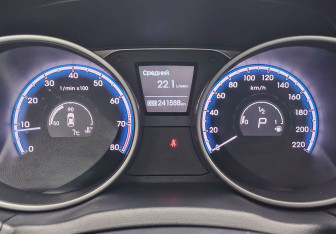 Подержанный автомобиль Hyundai ix35 2011 года (19 фото)