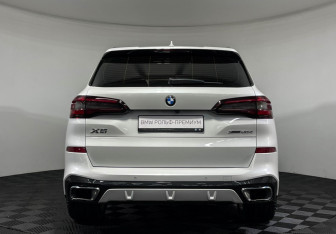 Подержанный автомобиль BMW X5 2022 года (4 фото)