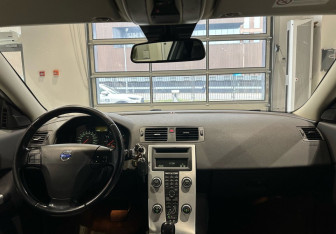 Подержанный автомобиль Volvo C30 2011 года (15 фото)