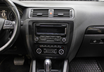 Подержанный автомобиль Volkswagen Jetta Sedan 2012 года (15 фото)