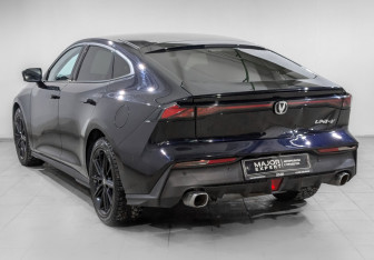 Подержанный автомобиль Changan UNI-V 2023 года (7 фото)