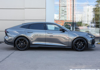 Подержанный автомобиль Changan UNI-V 2023 года (4 фото)