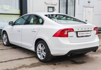 Подержанный автомобиль Volvo S60 2011 года (6 фото)