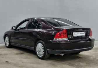 Подержанный автомобиль Volvo S60 2007 года (7 фото)