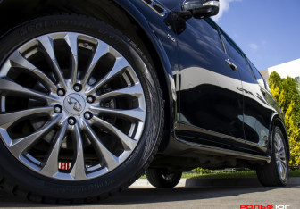 Подержанный автомобиль Infiniti QX80 2015 года (25 фото)