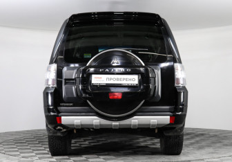 Подержанный автомобиль Mitsubishi Pajero 2013 года (5 фото)