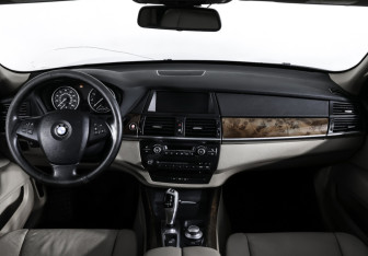 Подержанный автомобиль BMW X5 2009 года (17 фото)