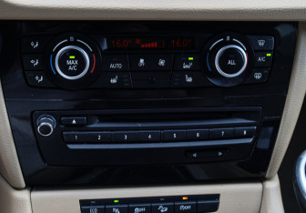 Подержанный автомобиль BMW X1 2013 года (16 фото)