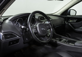 Подержанный автомобиль Jaguar F-Pace 2017 года (10 фото)