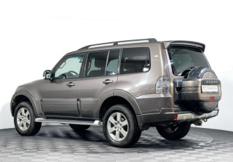 Подержанный автомобиль Mitsubishi Pajero 2012 года (7 фото)