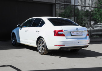 Подержанный автомобиль Skoda Octavia Liftback 2019 года (6 фото)