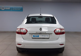 Подержанный автомобиль Renault Fluence 2013 года (6 фото)