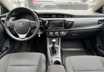 Подержанный автомобиль Toyota Corolla Sedan 2015 года (9 фото)