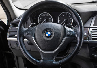 Подержанный автомобиль BMW X6 2012 года (17 фото)