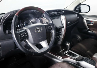 Подержанный автомобиль Toyota Fortuner 2019 года (8 фото)