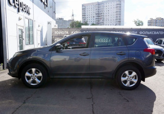Подержанный автомобиль Toyota RAV4 2015 года (8 фото)