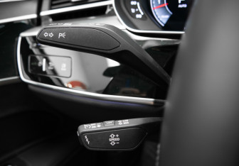 Подержанный автомобиль Audi A8 2022 года (27 фото)