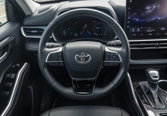 Подержанный автомобиль Toyota Highlander 2025 года (10 фото)