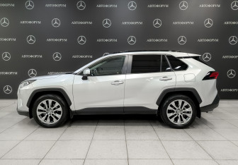 Подержанный автомобиль Toyota RAV4 2021 года (8 фото)