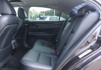 Подержанный автомобиль Lexus ES 2015 года (10 фото)