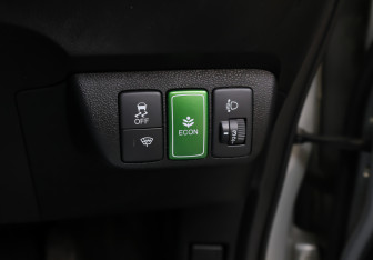 Подержанный автомобиль Honda Fit Shuttle 2012 года (18 фото)