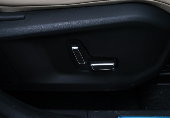 Подержанный автомобиль Geely Monjaro 2025 года (9 фото)