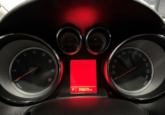 Подержанный автомобиль Opel Astra Hatchback 2011 года (12 фото)