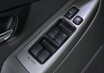 Подержанный автомобиль Toyota Land Cruiser Prado 2007 года (17 фото)