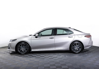 Подержанный автомобиль Toyota Camry Sedan 2022 года (8 фото)