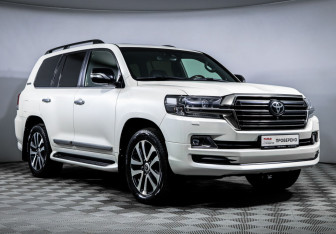 Подержанный автомобиль Toyota Land Cruiser Suv 2017 года (3 фото)